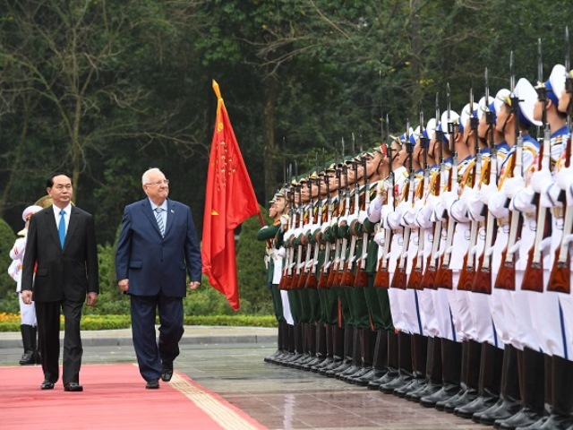 Der vietnamesische Präsident und der israelische Staatspräsident beim Abschreiten der Ehrengarde